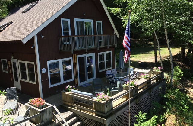 Rust Pond, Wolfeboro NH, Beautiful, Quiet Lakefront Chalet, "Campbellot"