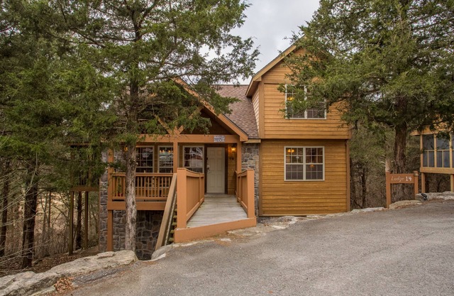 Rustic and Quaint, Pet Friendly Cabin. Tucked Away In Gorgeous Stonebridge!