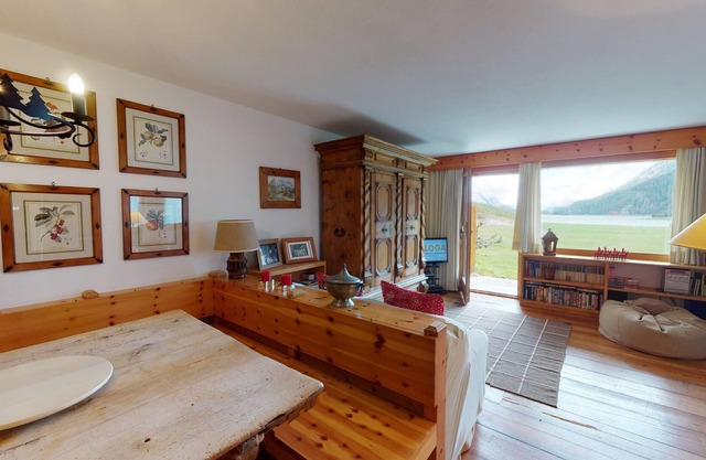 Rustic and very tastefully furnished 4 ½ - room flat on the ground floor.