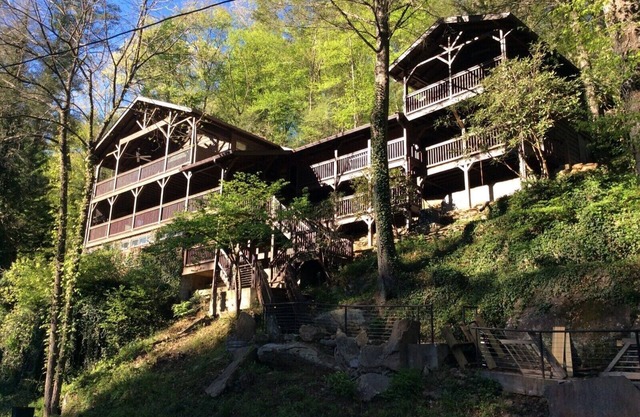 Rustic Cabin on the rapids of Toccoa River