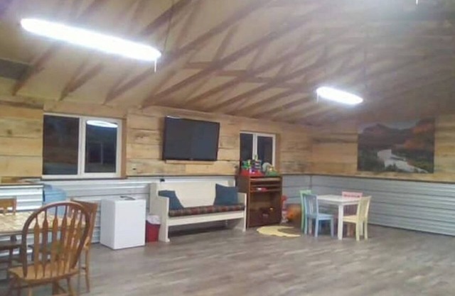 Rustic Cowboy Lodge with private hiking, exploring
