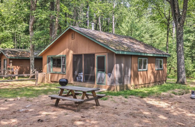 Rustic Cozy 3-bedroom cottage!
