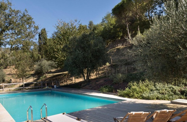 Rustic holiday home in Pontedera with shared pool