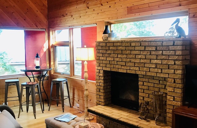 Rustic Modern Loft - Across street from winery, walk to Marina/Harbor View Cafe