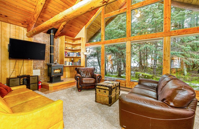 Rustic mountain cabin with wood stove, spacious deck, private W/D