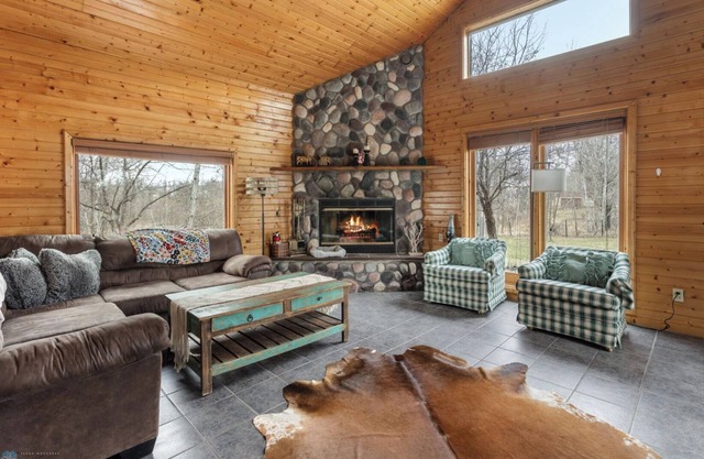 Rustic Retreat near Shops/Bars/Eats/Beach