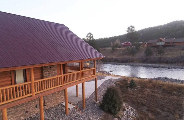 Rustic Riverfront Cabin/Fireplace/Sleeps 14