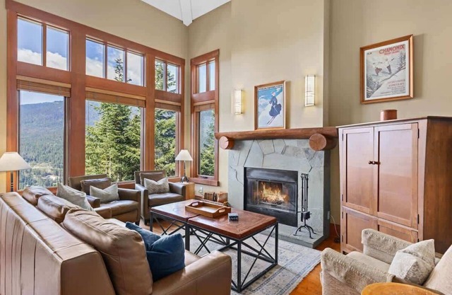 Rustic townhouse w/mountain views & ski access