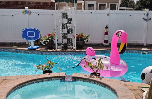 Ryder cup 3-bedroom house pool hot tub AC in Plainview off greenbelt path
