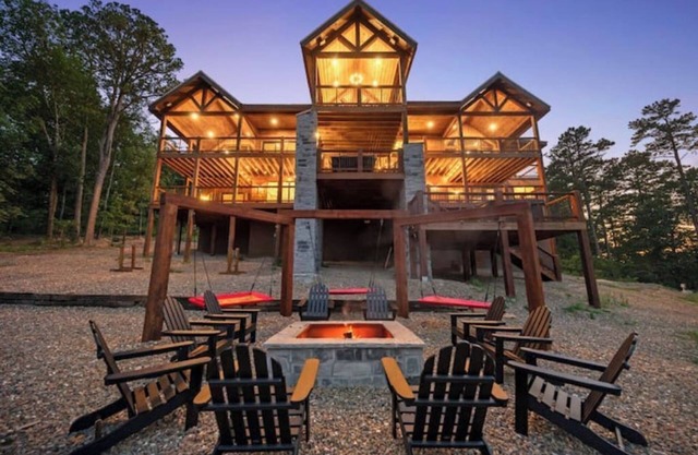 S'mores Sunrise Retreat - 7BD-6.5Bath - Luxury Lakeview House - Sleeps 30