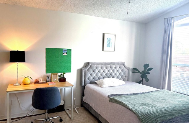Safe & Quiet Private Room in Palm Beach Gardens with fitness room, AC