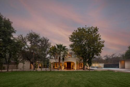 SaffronStays Pristine Manor