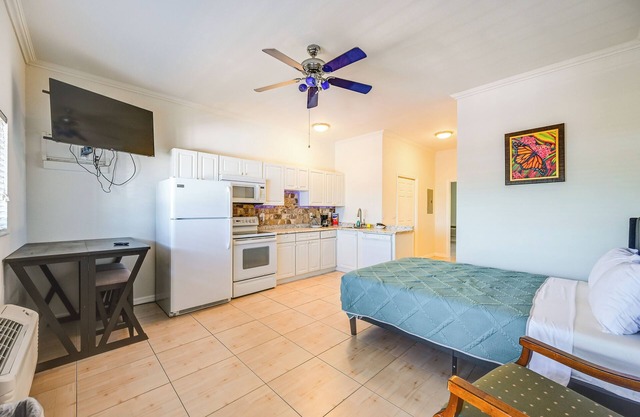 Sail + Soak: Naples Condo w/Heated Pool Access