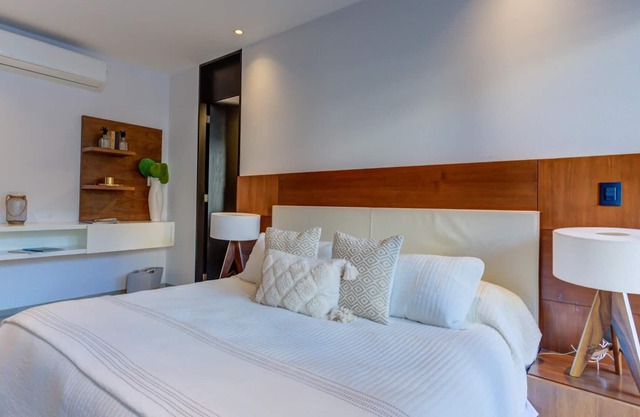 SailView 801 Romantic Zone Rooftop Pool Ocean Views