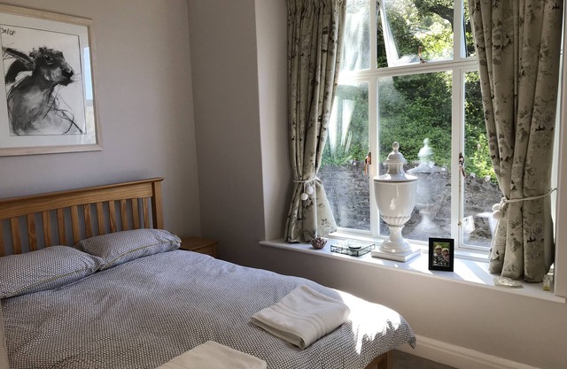 Salcombe 2 bed flat above beach, parking