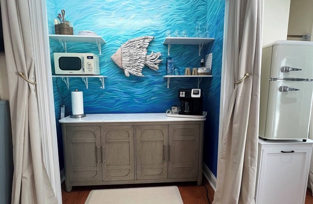 Sale! Coastal King Suite near concerts, downtown, beach, & UNCW. Pets welcome!