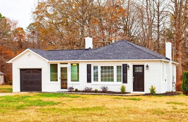 Salem Road Ranch | 3 BR w/Outdor Firepit and Backyard