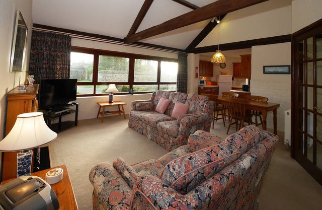 Salthouse Cottage 73360 - sleeps 4 guests in 2 bedrooms