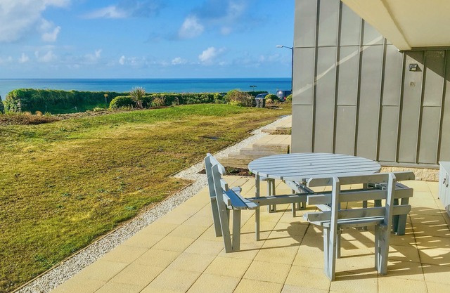 SALTWATER, ONE LUSTY GLAZE, family friendly, with a garden in Newquay
