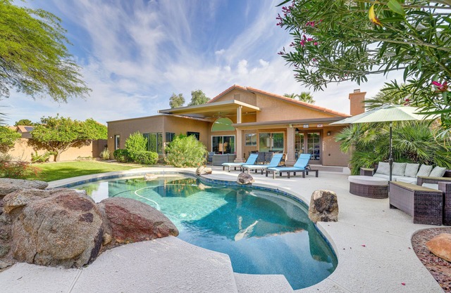 Saltwater Pool & Grill: Tempe Retreat!