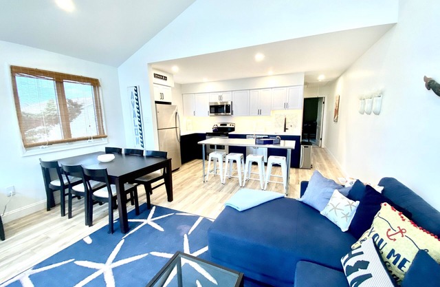 Salty Pause: Dog-Friendly Townhome 3 Blocks from the Beach!
