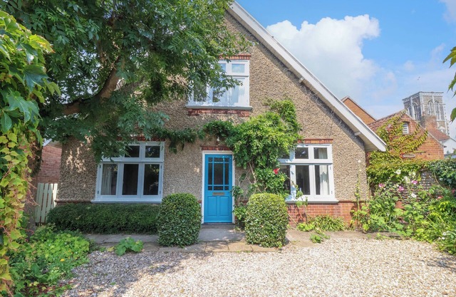 SAMPHIRE HOUSE, pet friendly, country holiday cottage in Southwold