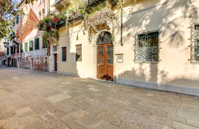 San Vio Dorsoduro Academia, Lovely 2 Br Apartment With a Balcony By Halldis