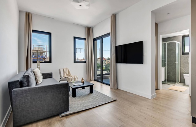 Sanders Crystal 2 - Sweet 2-Bdr Apt w Shared Pool