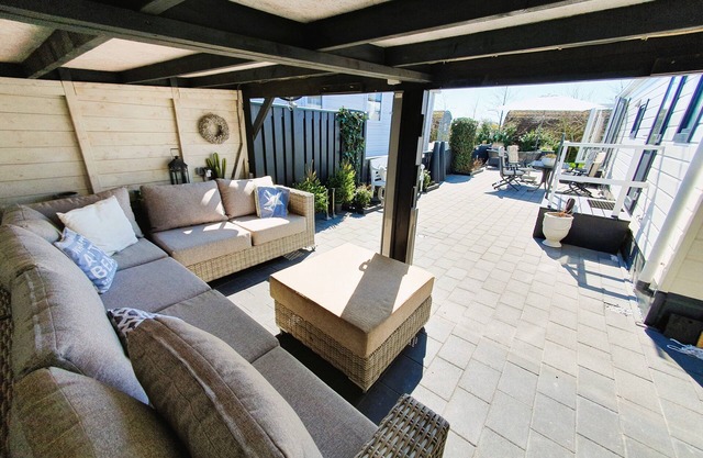 Sandy Feet Retreat, comfortable chalet on 5* campsite 1km from Petten beach