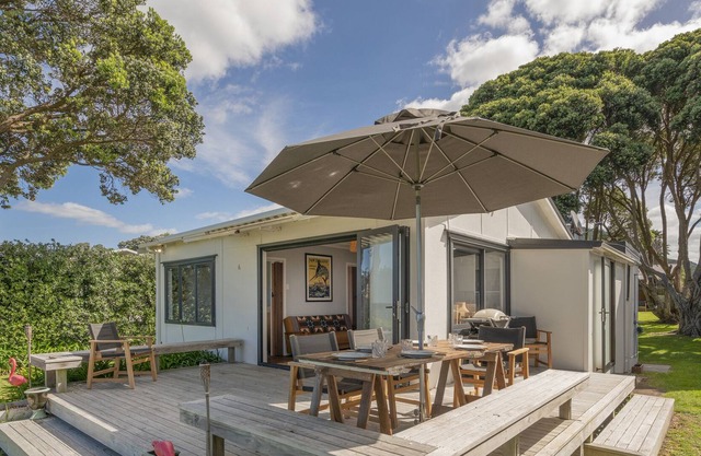 Sandy Serenity - Whiritoa Beach Holiday Home
