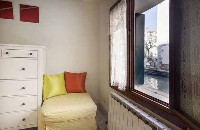 SANTA CATERINA: bright and quiet study by a canal, in Cannaregio district