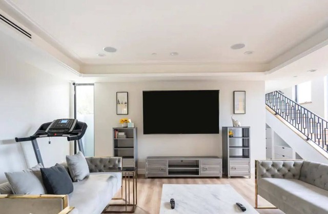 Santa Monica New Luxury Spacious 6-Bedroom House