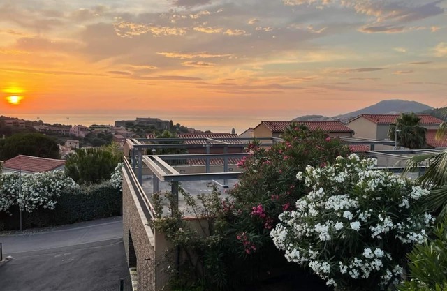 SAPHIR Vue Mer et Montagne - WIFI FIBRE-PISCINE-GARAGE Fermé Privé ☀️
