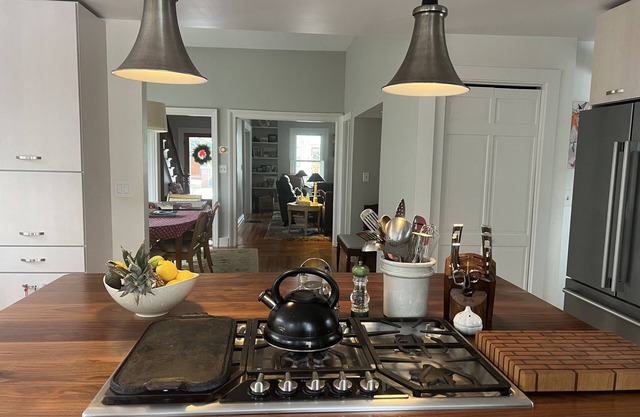 Saratoga, Belmont historic in-town home rental. Walk to track and downtown.