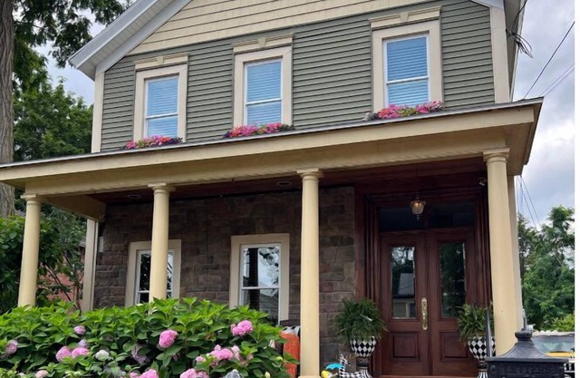 Saratoga Trackside Home & Walkable to Downtown