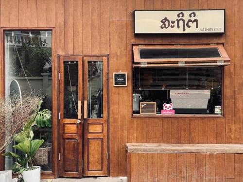 Sathiti Cafe & Bed, Sihom Night Market