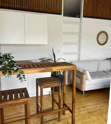 Sauna, tupa ja poreallas joen varrella