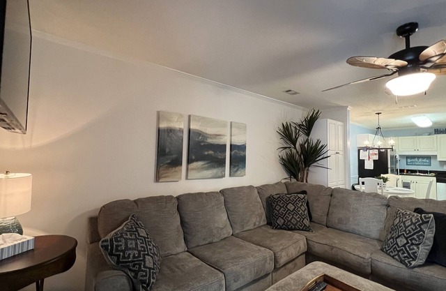 Savannah Shores 2 Bedroom close to the ocean, tanger outlets and Barefoot Landing. Gated Community!