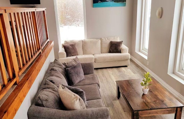 Scenic Chalet on Top of The Blue Mountains with Hot Tub, Game Room and Deck