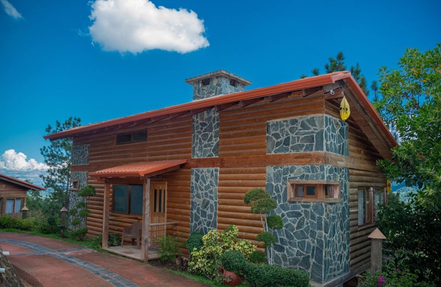 Scenic Coxy and Romantic 2 Bedroom Chalet with Jacuzzi on the balcony