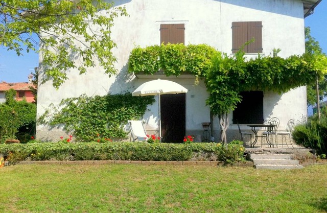 Scenic Holiday Home in Pastrengo near Lazise Lake, City Centre