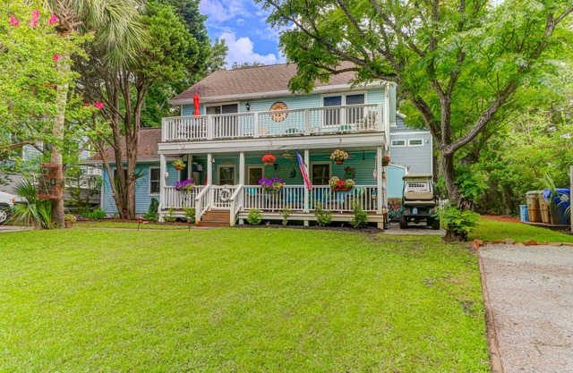 Screen porch, Golf Cart, Pet friendly, Large fenced backyard; 5 min walk to beach! - 3009 Cameron