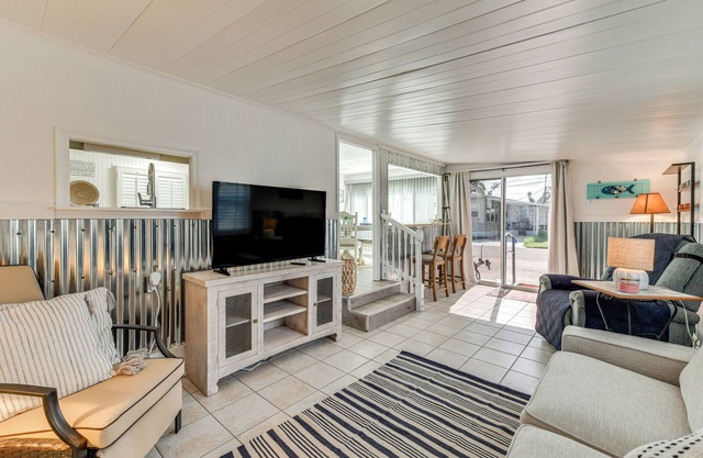 Screened-In Patio: Home 2 Mi to Cortez Beach!