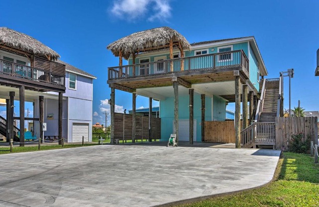 Sea Breeze Crystal Beach Home - Walk to Beach!