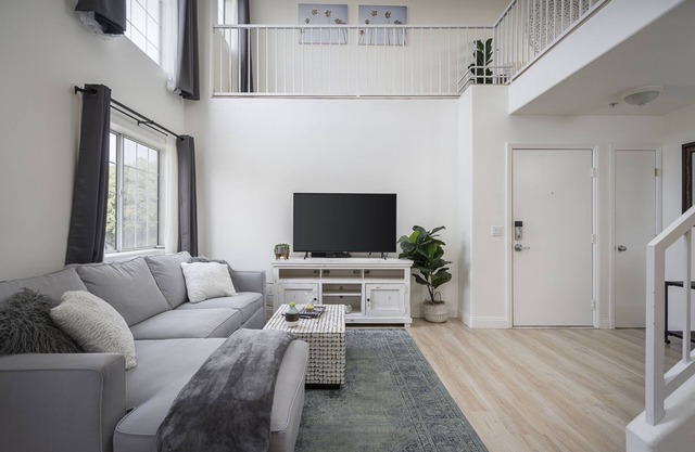 "Sea Breeze" Loft w/Huge Private Roof Deck! Beach & Promenade!
