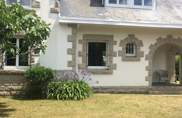 Sea by foot from large detached house with garden