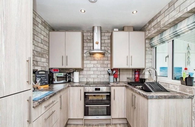 Sea Dreams - Saundersfoot Nr Tenby Self Catering, Dog Friendly, Enclosed Garden