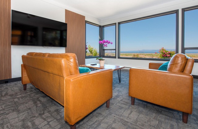 Sea Edge Beachside Hotel