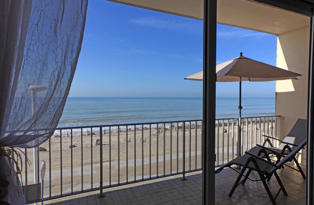 * SEA-FACING, COMFORTABLE APARTMENT IDEAL FOR FAMILIES-EXCEPTIONAL VIEW