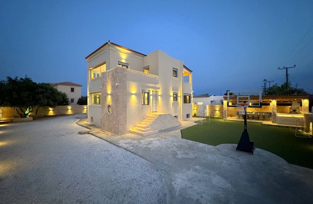 Sea front retreat! 360 views, top floor, luxurious spaces, unique BBQ area.